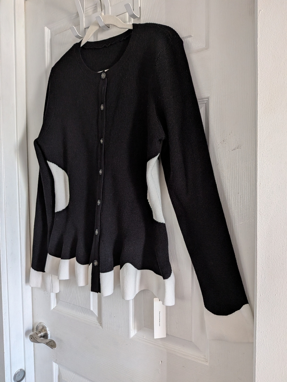 Commense Contrast Ruffle Hem Button Cardigan - Picture 15 of 16